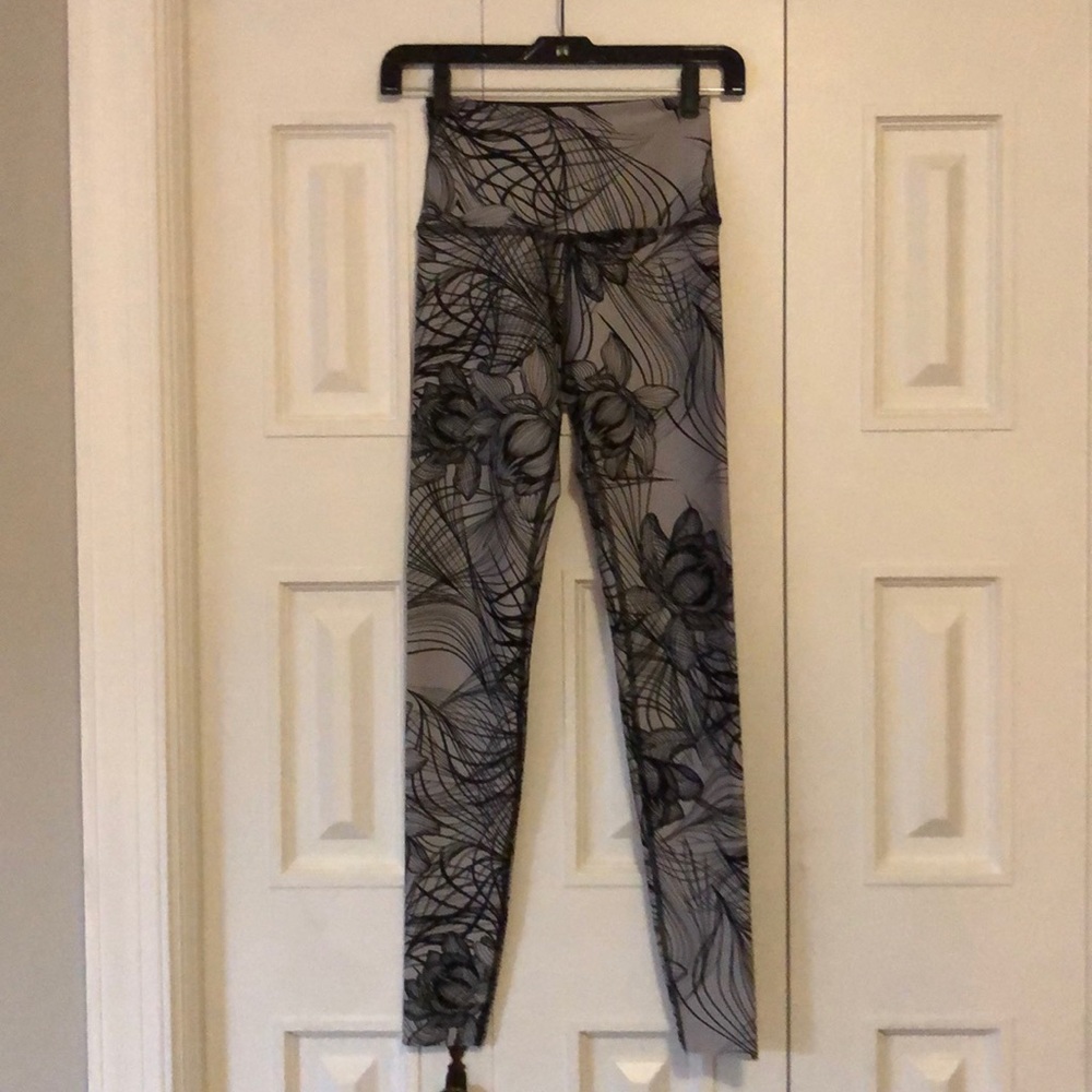 Beyond Yoga reversible leggings XS